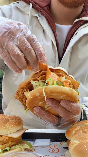 مطعم فالنسيا: تجربة فريدة في عالم الفرايد تشيكن