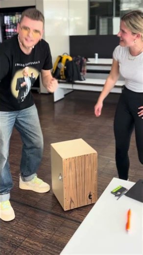 Sie wünscht sich einen Hund👀😍 (und bekommt ein Cajon)🤣 #straßenumfrage #interview #musiker #cajon