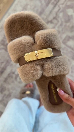These slippers are giving BIG designer energy… and my feet are not mad about it 😍 The faux fur is insanely soft, the look is straight-up luxury, and they instantly make you feel put together — even if you’re just making coffee at home. Bougie on a budget is always the vibe, and these understood the assignment. #BougieOnABudget #CozyLuxury #Slippers #TikTokShopCreatorPicks #tiktokshopjumpstartsale