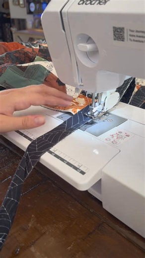 A detailed tutorial on machine quilt binding! I really enjoy this step because it feels like adding a frame to a photo, the perfect finishing touch. Final quilt reveal will be posted next 👀👻# Credit: holdingon_byathread ❤️ ghostparty #quilting #sewing | Leanne Barnes