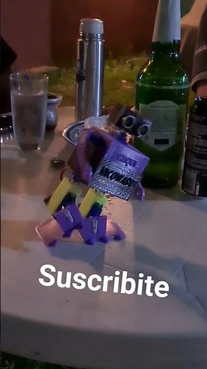 “¡Mi robot bípedo cobra vida en la mesa! 🤖🎉 Controlado por celular con Arduino y App Inventor”