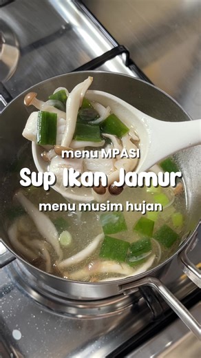 Minimal seminggu sekali wajib ada ikan di menu MPASI ‼️ tapi kalau Syalu sih bisa seminggu 3x 🐟 Cocok nih di recook pas musim hujan & musim flu giniii hangat-hangan syeger 😋 #mpasihomemade #idemenumpasi #resepmpasi #idesnackmpasi #momandbaby