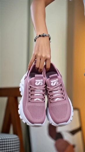 立ち仕事で足つらい人、これ試してみて👟 軽すぎるのにクッションふかふかで、想像以上にラク。 #スニーカー #立ち仕事 #疲れにくい靴 #軽量スニーカー #歩きやすい靴