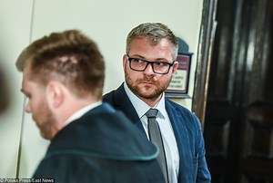 Były radny PiS Rafał Piasecki miał znęcać się fizycznie i psychicznie nad żoną. Batalia sądowa trwa