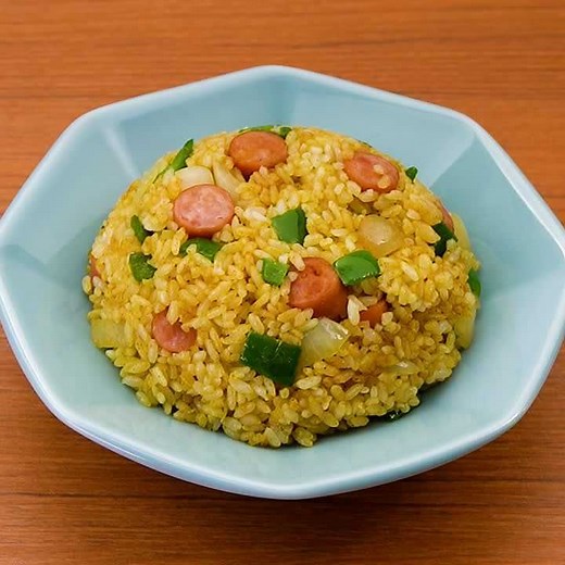 カレー粉で作る！ ソーセージのカレーチャーハンのレシピ動画・作り方 | デリッシュキッチン
