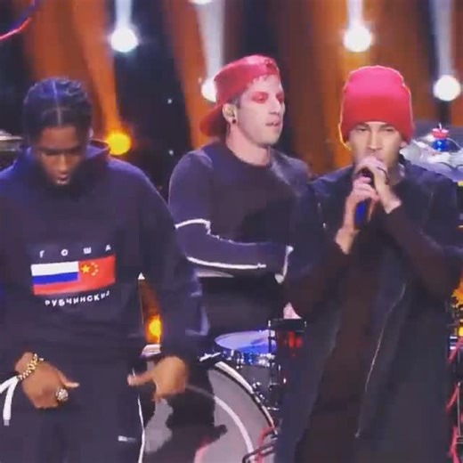 @ifeellike.garbage | twenty one pilots at the 2015 MTV EMAs(ANOTHER VIDEO WITH THE RAPPER) #twentyonepilots #tylerjoseph #joshdun #mtvemas | Instagram