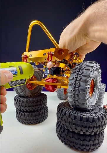 First Drive of Metal and Carbon Fiber SCX10 Chassis