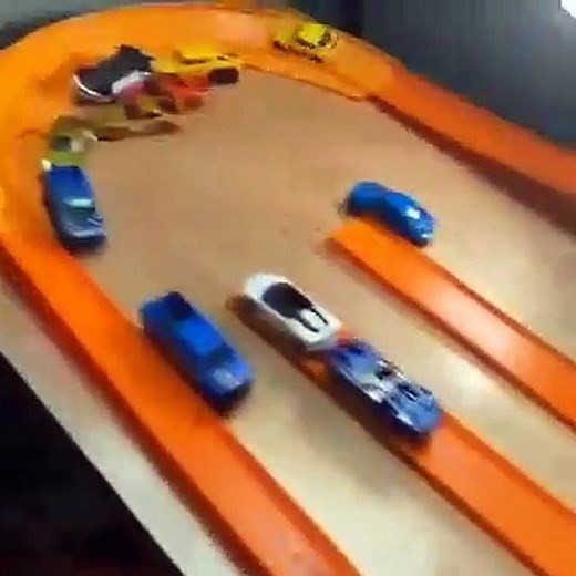 Il teste des voitures de sport miniatures sur un circuit