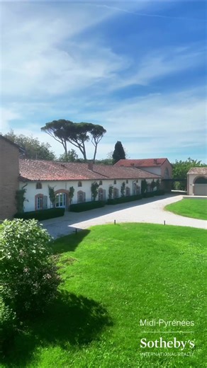 Midi-Pyrénées Sotheby's International Realty Verfeil – Propriété de caractère du XIXᵉ siècle Dominant la campagne environnante, cette élégante demeure du XIXᵉ siècle développe environ 730 m² habitables, au cœur d’un parc arboré de plus d’un hectare. Volumes remarquables, réception de 200 m², bureau indépendant avec cheminée, suites avec mezzanines, prestations de qualité et piscine 6x12 avec pool house. Un bien rare, alliant charme, espace et intimité, à seulement 20 minutes de Toulouse. 1.895.0