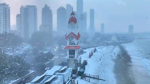 As #MinorSnow ❄️, the 20th #solarterm, begins, nature's quiet season descends upon #Yantai. Imagine snow-dusted temples on Penglai Pavilion and the city's coastline turned into a calm, ink-wash painting. It's a world away from the summer crowds — a peaceful paradise for the soul. 🩵 #BeautifulYantai | Yantai of China