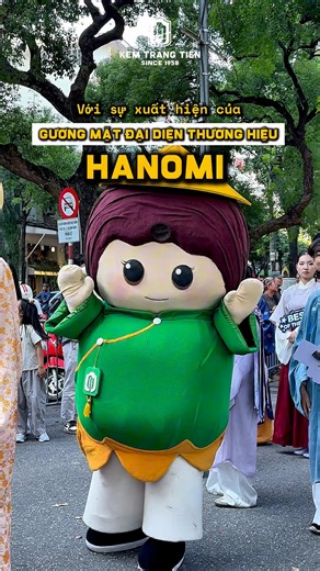 HÀNH TRÌNH DI SẢN CỦA KEM TRÀNG TIỀN TẠI BÁCH HOA BỘ HÀNH 2025 💚 Mang theo hơi thở truyền thống giữa phố phường rộn ràng, HANOMI - gương mặt đại diện của Kem Tràng Tiền - đã góp mặt tại Bách Hoa Bộ Hành 2025, cùng mọi người lan tỏa nét đẹp văn hóa Việt và hòa chung tinh thần tự hào dân tộc 😍 Ai đã bắt gặp bé HANOMI trong sự kiện, nhớ comment kể Nhà Kem nghe với nha!! | Kem Tràng Tiền