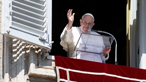 Pope at Angelus: Like little children learning to walk, let God take you by the hand - Vatican News