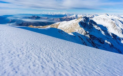 如何才能关闭任务栏搜索右侧的新闻和热门应用？