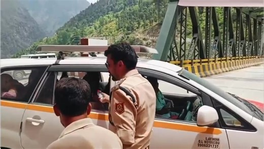 In a warm gesture of hospitality,ARTO Kishtwar welcomed Machail Mata pilgrims at Naigarh.Besides extending of greetings,water bottles,juices,fruits etc were distributed among them & reiterated its commitment in ensuring all help related to transport. | District Administration Kishtwar - DIPR Kishtwar