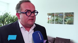 Deutschlandticket – Welchen Preis müssen Münchnerinnen und Münchner bald für das 49 Euroticket bezahlen? Mit einem Ticket bequem und preiswert auf den Schienen überall hin. Egal ob U-Bahn, Tram, oder Regionalbahnen. Das ist, oder besser war, das versprechen des 49 Euro Tickets. Über eine halbe Million Menschen pendeln täglich nach München. Damit sind wir Pendlerhauptstadt. Jetzt gibt es – wieder einmal streit um das begehrte Ticket. Und viele Fragezeichen bei den Nutzern. | münchen.tv