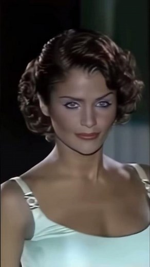 Helena Christensen for Versace S/S 1995 RTW. #fashion #runway #fashionweek