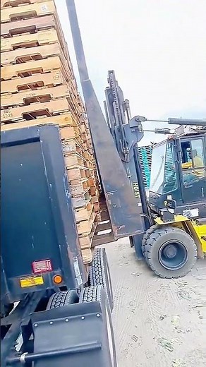 Wood pallet unloading process- Good tools and machinery can increase work efficiency