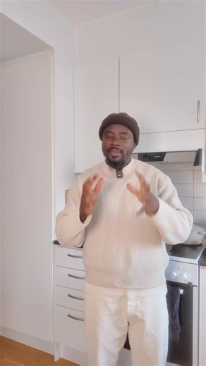 Kia mbote luzi mpangi zame! Un monsieur passait ses journées à demander de l’aide, assis sur une vieille caisse poussiéreuse. Il disait qu’il n’avait rien. Il se croyait vide. Un jour, quelqu’un lui posa une simple question : « As-tu déjà regardé à l’intérieur de la caisse ? » Quand il ouvrit la caisse, il découvrit de l’or. Un trésor immense. Et soudain, il comprit : il n’avait jamais été pauvre. Il était seulement ignorant de sa richesse. Nous sommes parfois comme cet homme. Nous cherchons la 