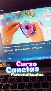 1.6K views · 17 reactions | Bora fazer o Curso de Canetas Personalizadas By Bora Fazer Lacitos A maior comunidade de Caneteiras do mundo inteiro  Técnica de tricotin,fio de seda, pelúcia, glitter,cola de silicone,manta de pérolas,manta de strass,rosa de cetim,feltro .... #cursoonline #artesanato #canetaspersonalizadas #tutorials #diy #crafts #hadmade #empreendedorismofeminino | Borafazerlacitos | Facebook