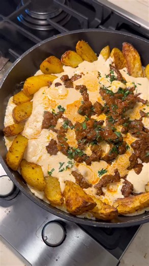 Raphael Camposo on Instagram: "👨🏻‍🍳 Dica de Receita: Tirinhas de Carne com Creme de Queijo e Batata Ingredientes: 1 kg de alcatra Páprica defumada Pimenta do reino Sal Azeite Molho shoyu Molho de tomate 1 colher de amido de milho Alho Cebola Para as batatas: 6 batatas Páprica defumada Ervas finas Sal Pimenta do reino Azeite Alho ralado Para o creme de queijo: Alho Cebola 2 caixas de creme de leite 200g de queijo muçarela 2 colheres de requeijão Salsinha #receita #receitafacil #comidacaseira #