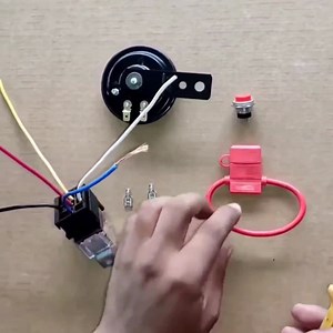 Así es como se le coloca un relay a un pito de auto.. esto es para adaptaciones cuando el vehículo es muy viejo.. 👨🏻‍🔧👨🏻‍🔧🚗.. | ElectroJanka