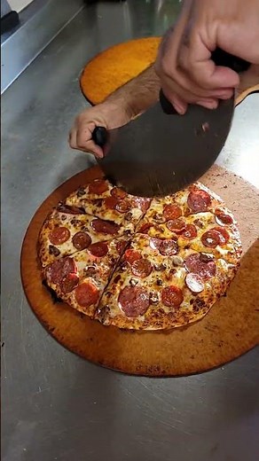 ROUND TABLE PIZZA #usa #pizza #food #fastfood #pizzalover #italianfood #pizzafood #pizzatime #Lodi
