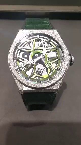 ZENITHのデファイ インベンターの懐かしい動画出てきたこれはデファイラボの方で、ケース素材はHUBLOTと共同開発のアエロナイト(アルミベースに混ぜものを後で溶かした感じ？)見た目のうるささに反してかなり静かな時計だった