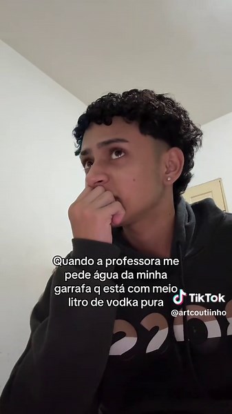 Quando a professora pede água da minha garrafa com vodka pura