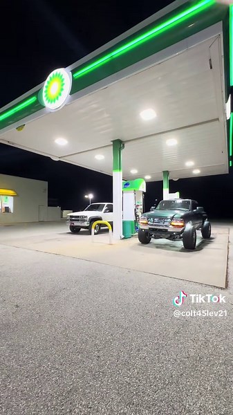 The 2000 Ford Ranger with the 4.0L V6 engine was a popular and reliable compact pickup truck. It offered a good balance of power, capability, and affordability. The 4.0L V6, producing 160 horsepower, was available with both manual and automatic transmissions, with the automatic being a five-speed. The Ranger was available in both 2WD and 4WD configurations and offered a variety of cab and bed configurations This one= 2000xlt 4.0 supercab with the fiberglass step side bed #rubbinranger #fordrange