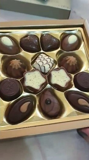 LINDT SWISS LUXURY SELECTION CHOCOLATE