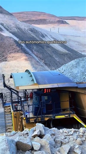 🚛💡 En la mina Quellaveco, ubicada en Moquegua, Perú, la minería entra en una nueva era con la flota de 32 camiones autónomos Caterpillar 794 AC. Estos gigantes de 320 toneladas operan sin intervención humana directa, gracias al sistema MineStar™ Command for hauling, desarrollado por Caterpillar. Implementados en 2021, estos camiones han demostrado una mejora en la productividad y seguridad operativa, al reducir la exposición del personal a riesgos y optimizar las rutas de acarreo. La operación