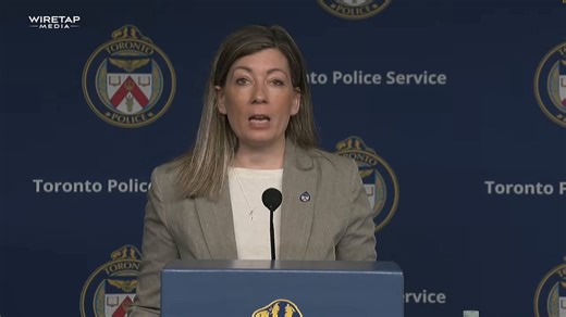 多伦多警方逮捕了3名中国人，并在一次复杂的网络犯罪调查中对其提出44项指控。据警方介绍，这些人使用了一种叫做移动SMS炸弹的东西，该设备能模拟合法的蜂窝信号塔来针对移动设备。设备激活后，会导致附近的手机连接到它而非真实网络。一旦连接，该设备便可发送欺诈短信，并可能阻止用户联系紧急服务。中国科技威武被捕人员：• 林大峰（Dafeng Lin），27岁• 石俊民（Junmin Shi），25岁• 胡伟通（Weitong Hu），21岁