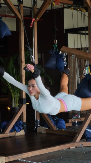 Flexibility unlocked! 💃 Fit girl conquers the Pravilo stretching machine. Watch the stretch goals! 🔥