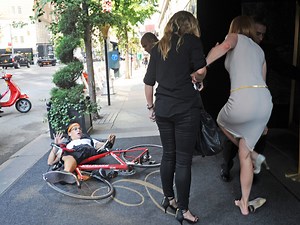 Nicole Kidman - Renversée par un paparazzi à vélo - Hollywoodpq.com
