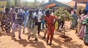 21K views · 312 reactions | #music Le tremblement de #Aïcha_Trembler fait partie de la culture Bwa. Ici nous voyons des jeunes hommes trembler au rythme des instruments de musique Bwa. Suivez... Mathieu Konate Bwa Infos/Culture | BUA Infos/Culture | Facebook