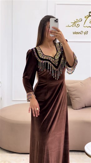 Modèle Amira: Robes en velours royal sur commande