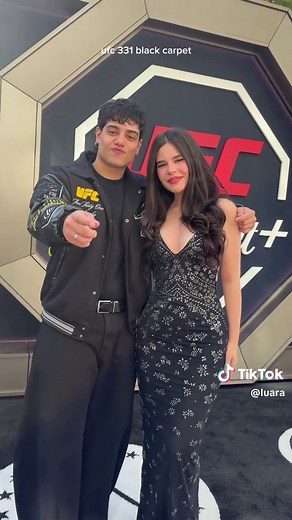 Bem chique no black carpet do UFC 331, aqui em Los Angeles 🖤🥊 Vim de primeira-dama e, sim, virei fotógrafa e filmmaker oficial do boy kkkk Foram momentos incríveis que vou levar pra vida toda. E pra acompanhar todo esse universo de pertinho é fácil, basta assinar o @Paramount e seguir @Paramount Plus Esportes e @UFC Brasil pra não perder nadinha. Mais uma viagem, mais uma experiência incrível e o privilégio de viver tudo isso com vocês. Obrigada ❤️