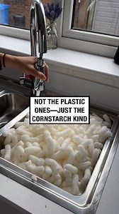 These biodegradable packing peanuts melt like ice cream!🍦😲 | UNILAD