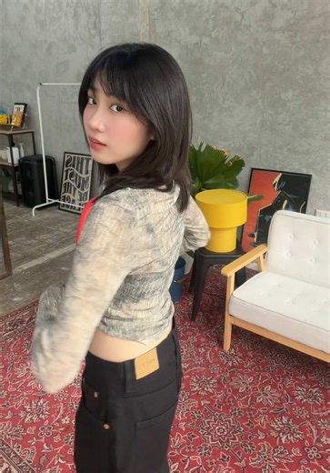 totally loving these pieces from @MOTEL ✨ shop the fit: • Sheiza Long Sleeve Top in Sheer Mesh Gray • Low Rise Roomy Jeans in Rinse Black