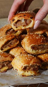 When they look this good, it's alright to have more than one… As we head into the festive season, give our ultimate sausage roll recipes a try and serve up these bite-size pieces of heaven! 😍 So easy to create, you'll need: ✅1 x 320g pack Jus-Rol™ Puff Pastry Sheet ✅10 (approx 600g) good quality Cumberland sausages (or similar) ✅1tbsp Red onion marmalade ✅1 egg yolk ✅1tbsp milk ✅a handful of sesame seeds Tag us in your bakes #JusRolBakers For more festively fun sausage rolls, head to: https://w