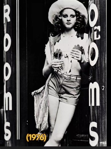 TAXI DRIVER (1976) A landmark psychological drama following the mental decline of Travis Bickle (Robert DeNiro), a lonely, insomniac Vietnam War veteran working as a night-shift cab driver in a decaying New York City. #taxidriver #movieposters #hollywood