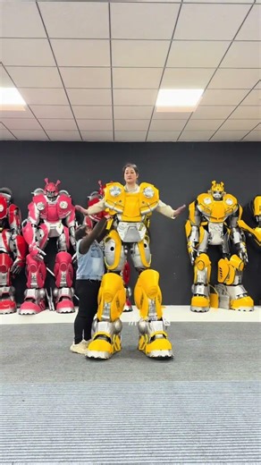 Let’s make a mecha. Wear a 2-meter-5-meter Bumblebee wedding mecha to pick up the bride. Event w