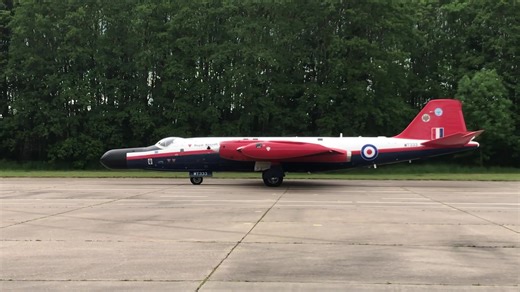 Canberra another Cold War Jet | Keith Jones Airshow Videos