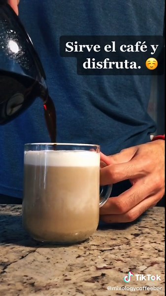 Te enseñamos a preparar un café con espuma sin necesidad de máquina. #diy #ideasen5minutos #craftingeek #mixology #coffee #cafe #hacks #tutorial #easy