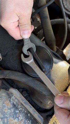 ⚡ The Hidden Trick to Open Engine Valve Covers Without Damage!