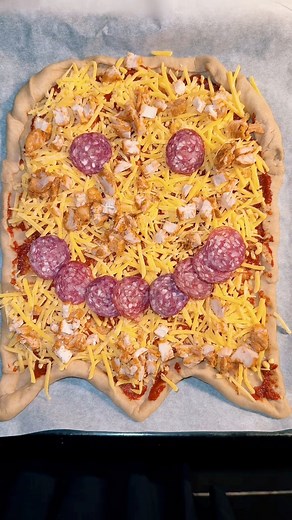 Halloween pizza 🎃👻❤️ #halloween #pizza #aftensmad | Lisa Tahirovic