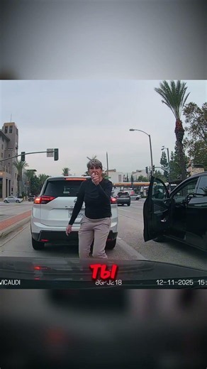 Old lady attacks a woman in traffic🫢🚘