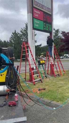 Mobile welding using ESAB RUFFIAN and MIG suitcase with Tweco Whip. Victor gauge for shielding gas.