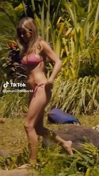 reliving this iconic Jennifer Aniston scene from Just Go With It 💖✨ Who else loves her effortless charm and humor? #JustGoWithIt #JenniferAniston #fypシ #explorepage #explorar #trending #viral #viral