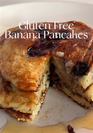 Gluten Free Banana Blueberry Pancakes 🥞🍌🫐 (Serves 1) Ingredients \t•\t1 large ripe banana \t•\t1 egg \t•\t40g gluten-free self-raising flour \t•\t20g gluten-free plain flour \t•\t½ tsp baking powder \t•\tSplash of milk \t•\t½ tsp vanilla essence \t•\tButter (for the pan) \t•\tBlueberries (a few for each pancake) Method \t1.\tMash the banana in a bowl until smooth. \t2.\tWhisk in the egg and vanilla essence. \t3.\tAdd the gluten-free self-raising flour, plain flour, and baking powder. \t4.\tSt